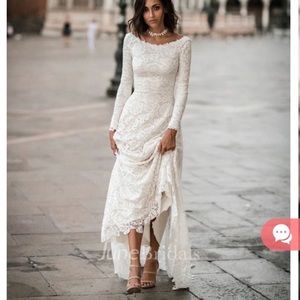 Minda’s long-sleeved lace wedding dress